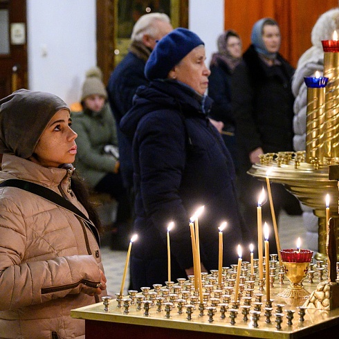 В день открытия регионального этапа Рождественских чтений митрополит Матфей совершил Литургию в Свято-Троицком кафедральном соборе