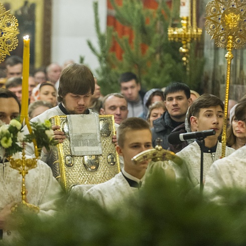 В ночь с 6 на 7 января 2020 года, в праздник Рождества Христова, митрополит Псковский и Порховский Тихон совершил Божественную Литургию в Свято-Троицком кафедральном соборе города Пскова