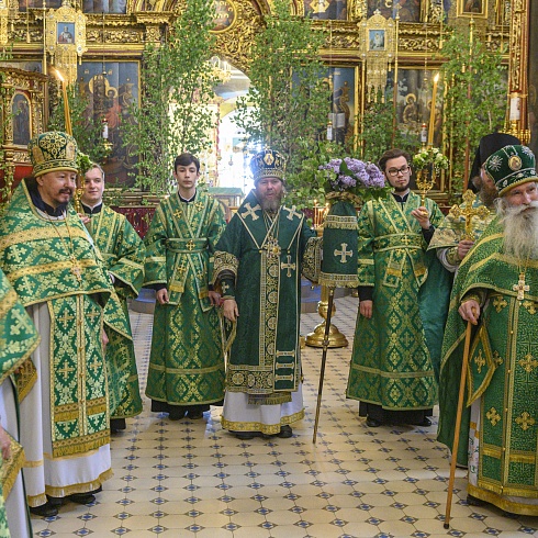 В праздник Святой Троицы митрополит Псковский и Порховский Тихон совершил Божественную литургию на месте Софийского собора Довмонтова города Псковского кремля. ФОТО. ВИДЕО