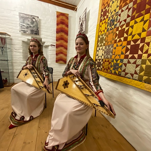 КОГО ЛЮБЛЮ, ТОГО ДАРЮ 