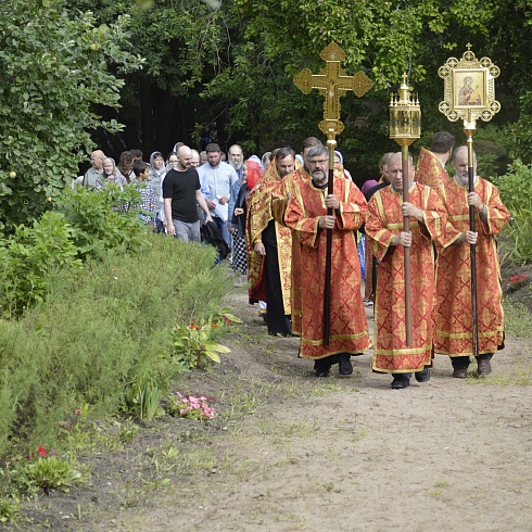Престольный праздник молитвенно отметили на подворье Свято-Троицкого кафедрального собора, что на территории бывшего Свято-Пантелеимонова монастыря