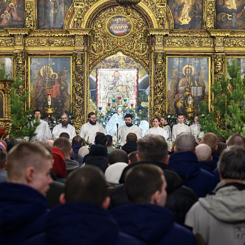 В Рождественскую ночь митрополит Матфей возглавил праздничное богослужение в Свято-Троицком кафедральном соборе города Пскова
