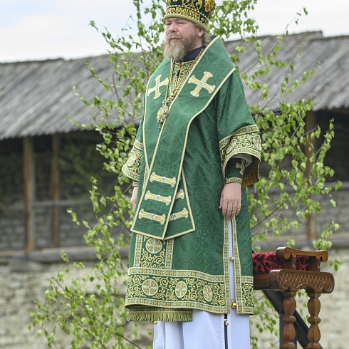 В праздник Святой Троицы митрополит Псковский и Порховский Тихон совершил Божественную литургию на месте Софийского собора Довмонтова города Псковского кремля. ФОТО. ВИДЕО