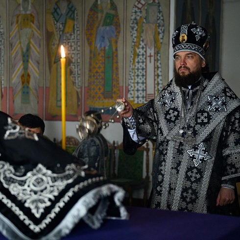 Литургию Преждеосвященных Даров совершил митрополит Псковский и Порховский Арсений в Свято-Троицком кафедральном соборе города Пскова