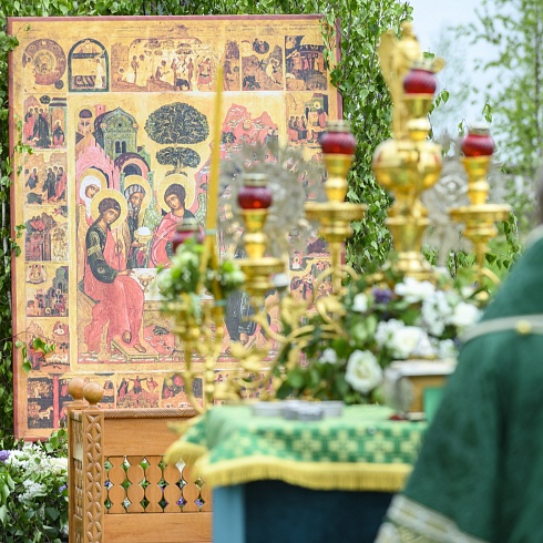 В праздник Святой Троицы митрополит Псковский и Порховский Тихон совершил Божественную литургию на месте Софийского собора Довмонтова города Псковского кремля. ФОТО. ВИДЕО