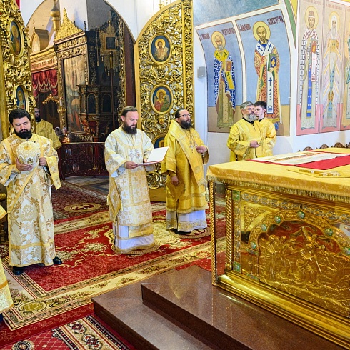В день празднования памяти Всех святых митрополит Арсений совершил Божественную Литургию в Свято-Троицком кафедральном соборе