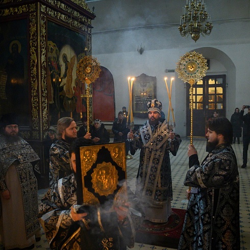 Литургию Преждеосвященных Даров совершил митрополит Псковский и Порховский Арсений в Свято-Троицком кафедральном соборе города Пскова
