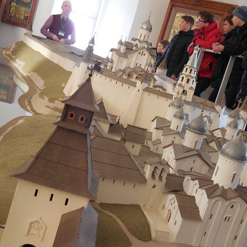 Юные эрудиты из Печорского района посетили псковский Кремль 