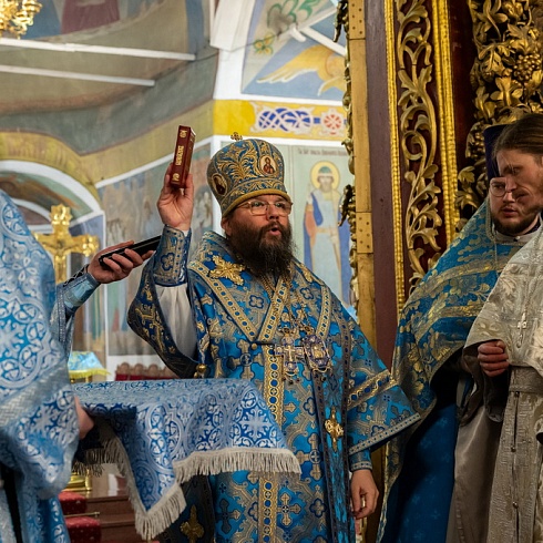 В праздник Сретения Господня митрополит Матфей совершил Литургию в кафедральном соборе