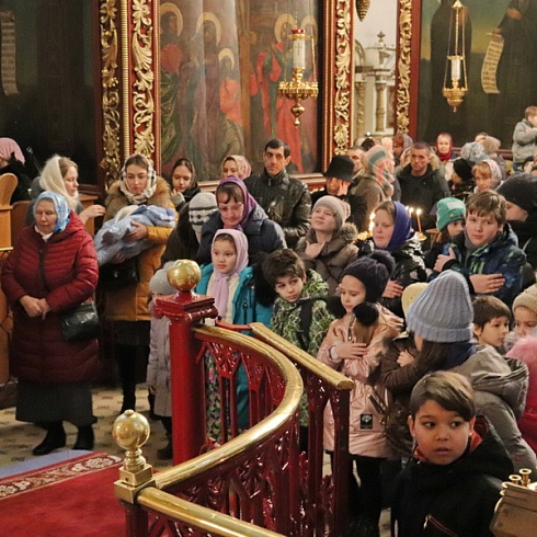 16 февраля, в воскресенье, Божественную литургию в Свято-Троицком кафедральном соборе г. Пскова совершил настоятель собора иеромонах Алексий (Годлевский)