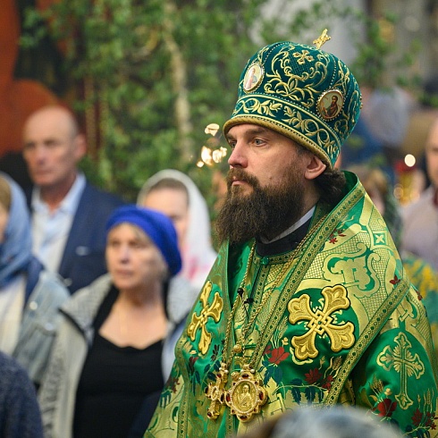 В День Святой Троицы митрополит Арсений возглавил престольное торжество в кафедральном соборе Псковской епархии