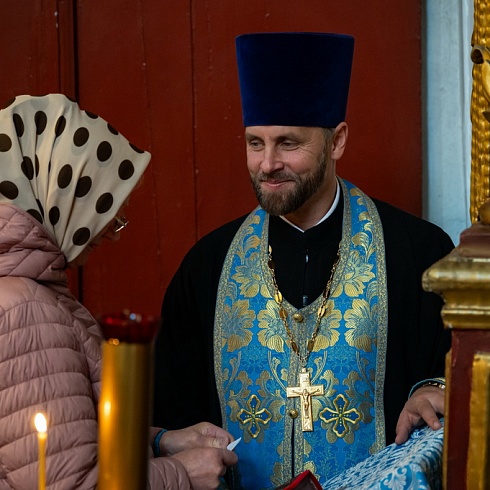В Неделю 13-ю по Пятидесятнице митрополит Матфей совершил Божественную Литургию в Свято-Троицком кафедральном соборе
