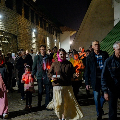 В праздник Светлого Христова Воскресения митрополит Матфей совершил Пасхальное богослужение в Троицком соборе города Пскова