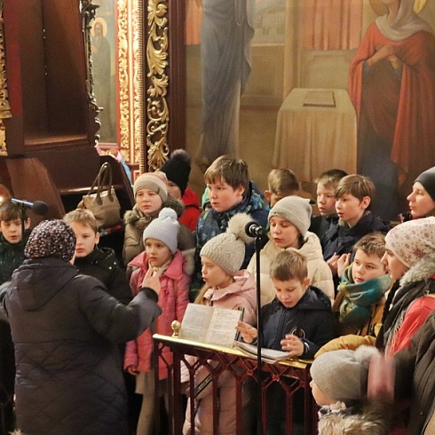 16 февраля, в воскресенье, Божественную литургию в Свято-Троицком кафедральном соборе г. Пскова совершил настоятель собора иеромонах Алексий (Годлевский)
