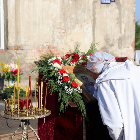 Торжественное богослужение состоялось в день памяти великомученика и целителя Пантелеимона на месте разрушенного  мужского монастыря. ФОТО