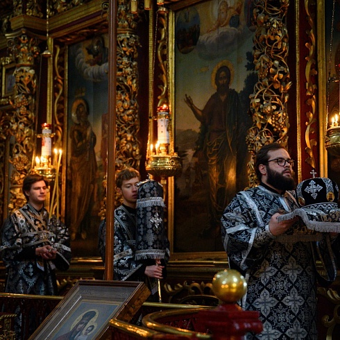 Литургию Преждеосвященных Даров совершил митрополит Псковский и Порховский Арсений в Свято-Троицком кафедральном соборе города Пскова