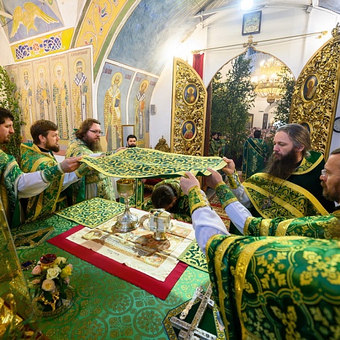 В День Святой Троицы митрополит Арсений возглавил престольное торжество в кафедральном соборе Псковской епархии