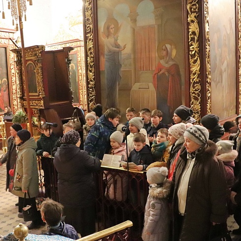 16 февраля, в воскресенье, Божественную литургию в Свято-Троицком кафедральном соборе г. Пскова совершил настоятель собора иеромонах Алексий (Годлевский)