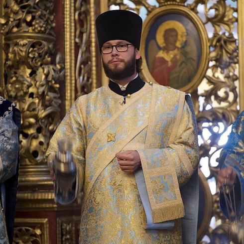 «Петь единым сердцем»: в Троицком соборе Псковской епархии прошла служба с участием сводного хора, в состав которого вошли около 300 певчих из России и Белоруссии