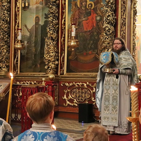 16 февраля, в воскресенье, Божественную литургию в Свято-Троицком кафедральном соборе г. Пскова совершил настоятель собора иеромонах Алексий (Годлевский)