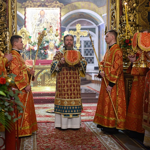 Торжественное богослужение состоялось в Пасхальную ночь в Троицком соборе Псковского кремля