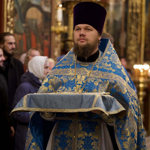 «Петь единым сердцем»: в Троицком соборе Псковской епархии прошла служба с участием сводного хора, в состав которого вошли около 300 певчих из России и Белоруссии