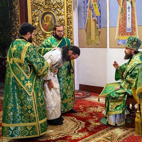 В День Святой Троицы митрополит Арсений возглавил престольное торжество в кафедральном соборе Псковской епархии