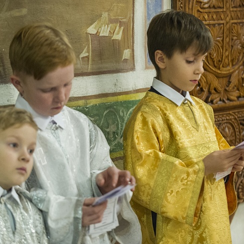В ночь с 6 на 7 января 2020 года, в праздник Рождества Христова, митрополит Псковский и Порховский Тихон совершил Божественную Литургию в Свято-Троицком кафедральном соборе города Пскова