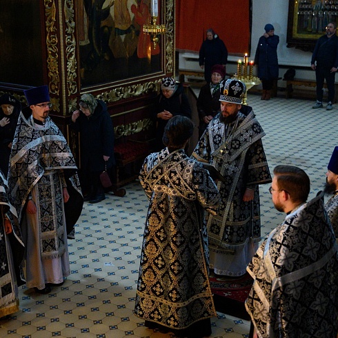 Литургию Преждеосвященных Даров совершил митрополит Псковский и Порховский Арсений в Свято-Троицком кафедральном соборе города Пскова