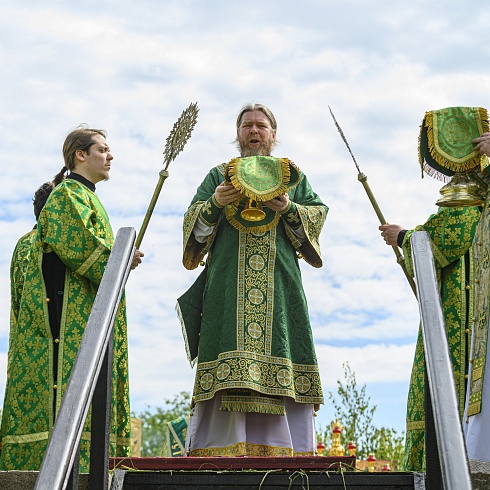 В праздник Святой Троицы митрополит Псковский и Порховский Тихон совершил Божественную литургию на месте Софийского собора Довмонтова города Псковского кремля. ФОТО. ВИДЕО