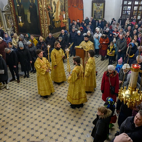 Митрополит Арсений совершил Божественную Литургию в Свято-Троицком кафедральном соборе в Прощеное воскресение
