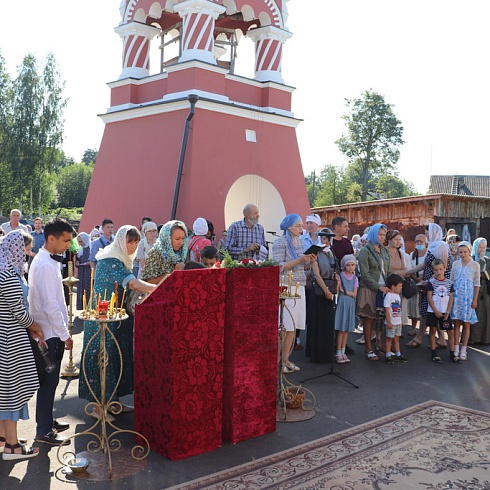 Торжественное богослужение состоялось в день памяти великомученика и целителя Пантелеимона на месте разрушенного  мужского монастыря. ФОТО
