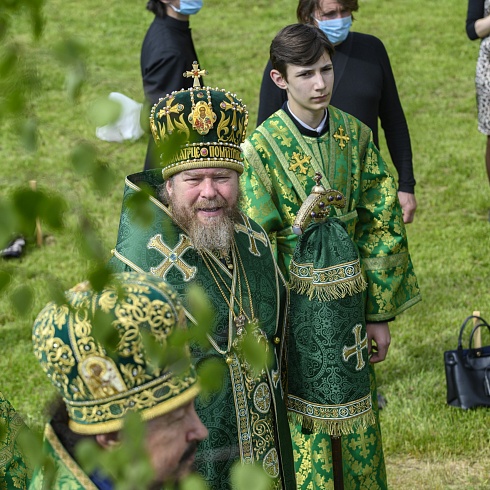 В праздник Святой Троицы митрополит Псковский и Порховский Тихон совершил Божественную литургию на месте Софийского собора Довмонтова города Псковского кремля. ФОТО. ВИДЕО