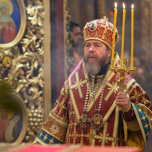 Торжественное богослужение состоялось в Пасхальную ночь в Троицком соборе Псковского кремля