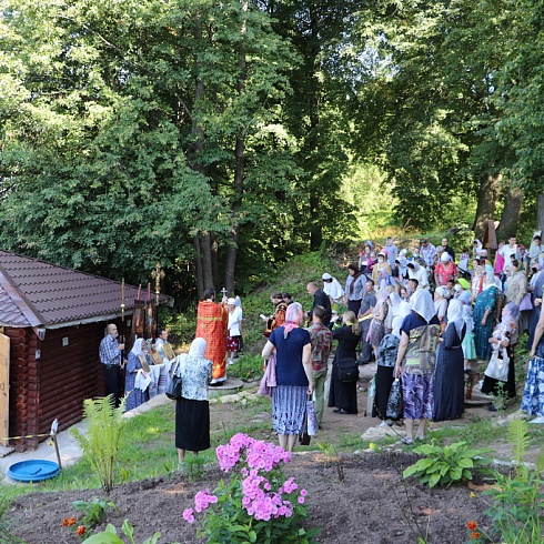 Торжественное богослужение состоялось в день памяти великомученика и целителя Пантелеимона на месте разрушенного  мужского монастыря. ФОТО