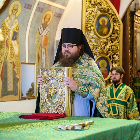 В день памяти блаженного Николая Псковского митрополит Арсений совершил Божественную Литургию в Свято-Троицком кафедральном соборе