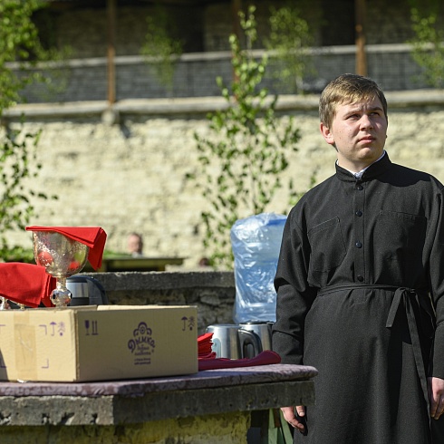 В праздник Святой Троицы митрополит Псковский и Порховский Тихон совершил Божественную литургию на месте Софийского собора Довмонтова города Псковского кремля. ФОТО. ВИДЕО