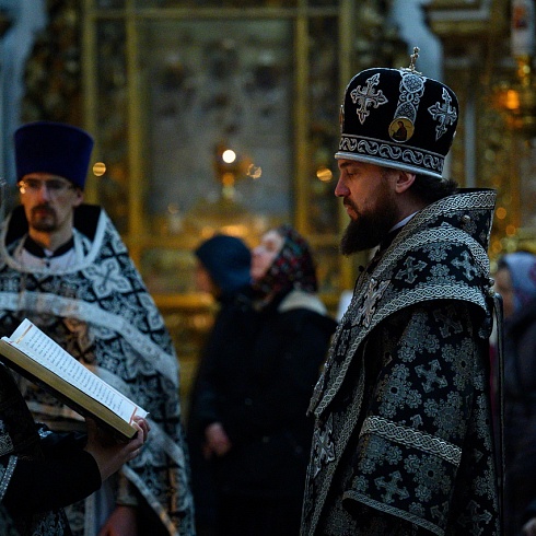 Литургию Преждеосвященных Даров совершил митрополит Псковский и Порховский Арсений в Свято-Троицком кафедральном соборе города Пскова
