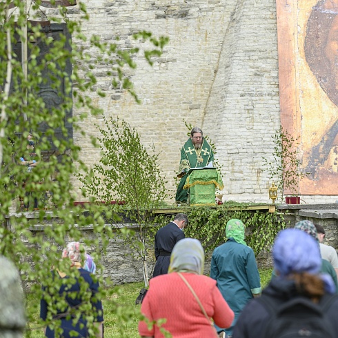 В праздник Святой Троицы митрополит Псковский и Порховский Тихон совершил Божественную литургию на месте Софийского собора Довмонтова города Псковского кремля. ФОТО. ВИДЕО