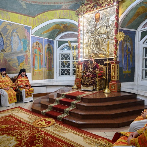 В праздник Светлого Христова Воскресения митрополит Матфей совершил Пасхальное богослужение в Троицком соборе города Пскова