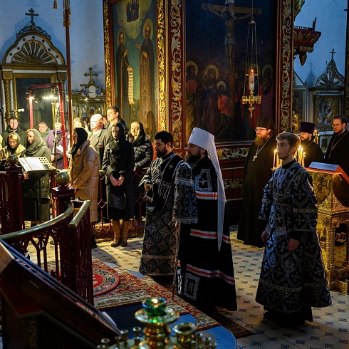 Литургию Преждеосвященных Даров совершил митрополит Псковский и Порховский Арсений в Свято-Троицком кафедральном соборе города Пскова