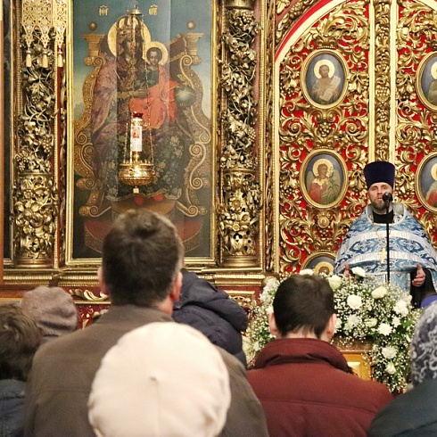 16 февраля, в воскресенье, Божественную литургию в Свято-Троицком кафедральном соборе г. Пскова совершил настоятель собора иеромонах Алексий (Годлевский)