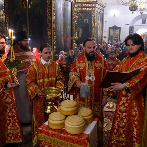В праздник Светлого Христова Воскресения митрополит Арсений совершил Пасхальное богослужение