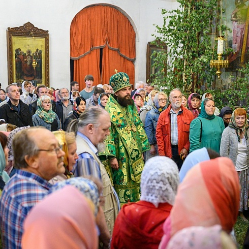 В День Святой Троицы митрополит Арсений возглавил престольное торжество в кафедральном соборе Псковской епархии