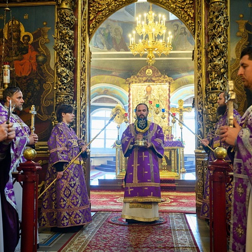 В Великий Четверг митрополит Арсений совершил Литургию в Свято-Троицком кафедральном соборе