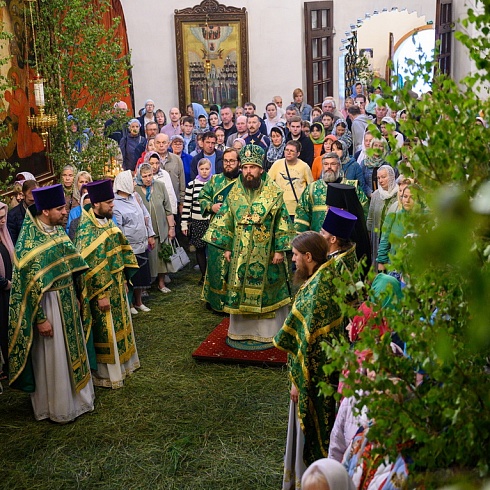 В День Святой Троицы митрополит Арсений возглавил престольное торжество в кафедральном соборе Псковской епархии