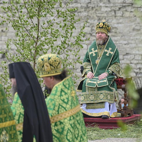 В праздник Святой Троицы митрополит Псковский и Порховский Тихон совершил Божественную литургию на месте Софийского собора Довмонтова города Псковского кремля. ФОТО. ВИДЕО