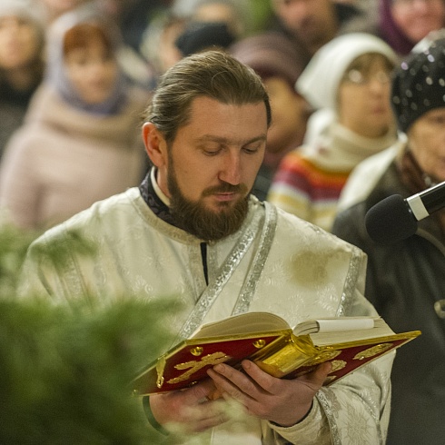 В ночь с 6 на 7 января 2020 года, в праздник Рождества Христова, митрополит Псковский и Порховский Тихон совершил Божественную Литургию в Свято-Троицком кафедральном соборе города Пскова