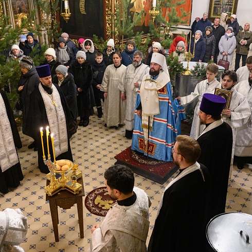 В канун Крещения Господня митрополит Арсений возглавил всенощное бдение в Свято-Троицком кафедральном соборе города Пскова