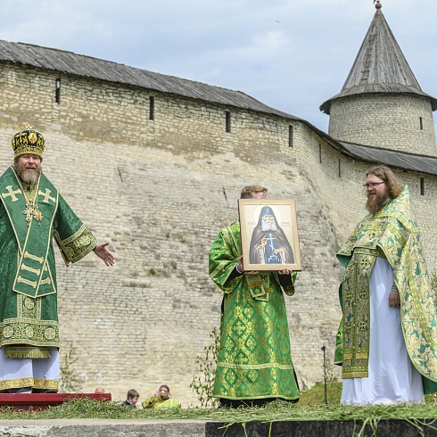 В праздник Святой Троицы митрополит Псковский и Порховский Тихон совершил Божественную литургию на месте Софийского собора Довмонтова города Псковского кремля. ФОТО. ВИДЕО